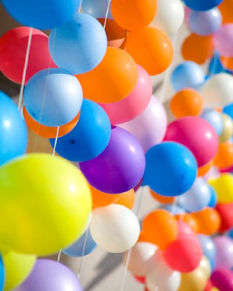 Poche de 100 ballons multicolores 28cm