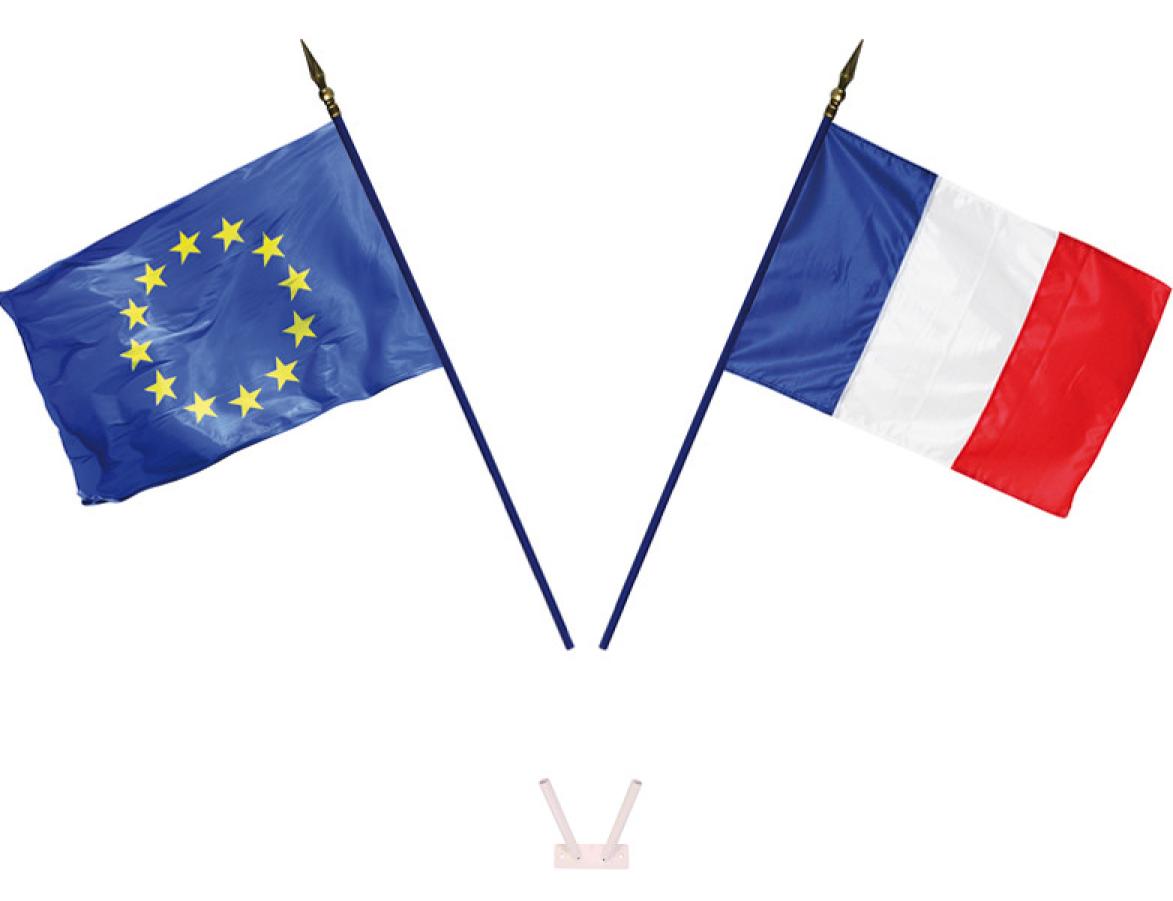 Kit drapeaux France + UE avec fixation facade conforme Loi Peillon pour écoles