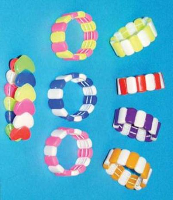 12 Bracelets en plastique (E8-4)
