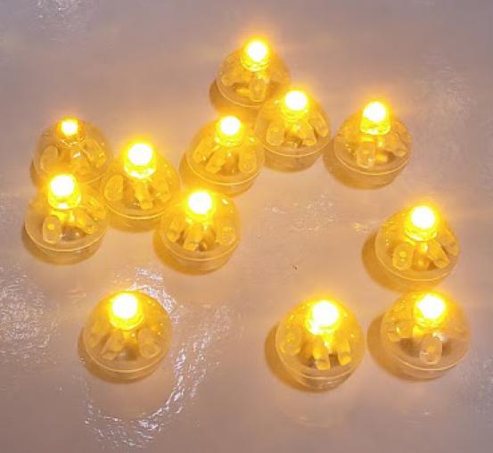 Lot 96 lampions tricolores France avec bougies LED et porte-lampions