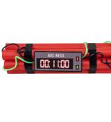 7 bâtons de dynamite assemblés avec faux détonateur électrique