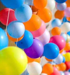 Poche de 100 ballons multicolores 28cm