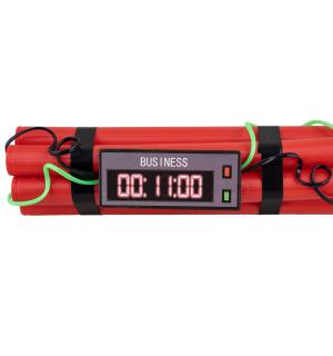7 bâtons de dynamite assemblés avec faux détonateur électrique